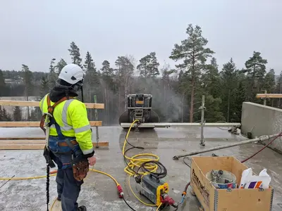 Pajala Oy Kerrostalon katon sahaus